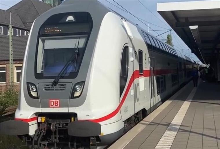 Der Intercity kurz vor der Abfahrt am Bremerhavener Hauptbahnhof. Der Zug fällt oft aus.