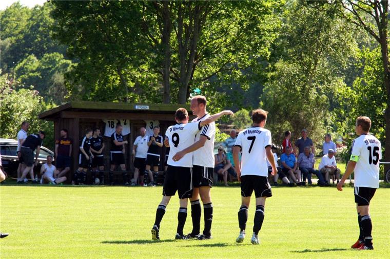 Überraschungstrainer Sebastian Burfeind holt Double mit SV Ippensen Der Ippenser Spielertrainer Sebastian Burfeind (Zweiter von links) herzt seinen Torjäger Dennis Klintworth.