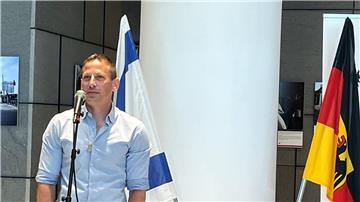 Der israelische Fotojournalist Erez Kaganovitz bei der Eröffnung der Ausstellung „Humans of October 7th“ (Menschen des 7. Oktober) in Tel Aviv.