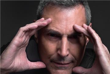 Der israelische Illusionist Uri Geller hat einen offenen Brief an den russischen Präsidenten geschrieben. Er will einen Atomkrieg verhindern.