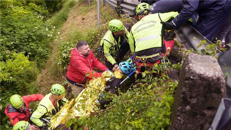 108. Giro: Roglic steigt aus - del Toro mit Zeitverlust Der Italiener Alessio Martinelli wird nach seinem Sturz von Rettungskräften behandelt.