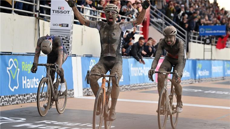 Pogacar erstmals in der Hölle des Nordens - „Nichts bereuen“ Der Italiener Colbrelli gewann die letzte Regen-Ausgabe von Paris-Roubaix.