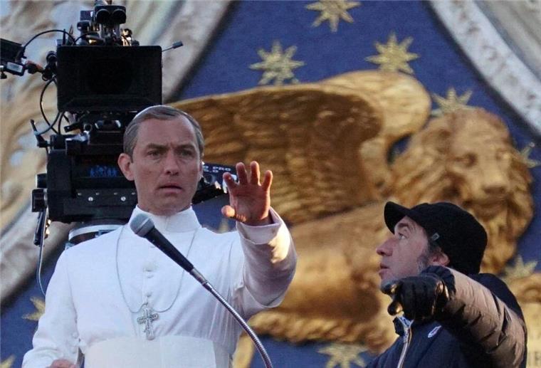Der Italiener Paolo Sorrentino mit dem Briten Jude Law bei den Dreharbeiten zu „The Young Pope“ Anfang 2016 in Venedig.