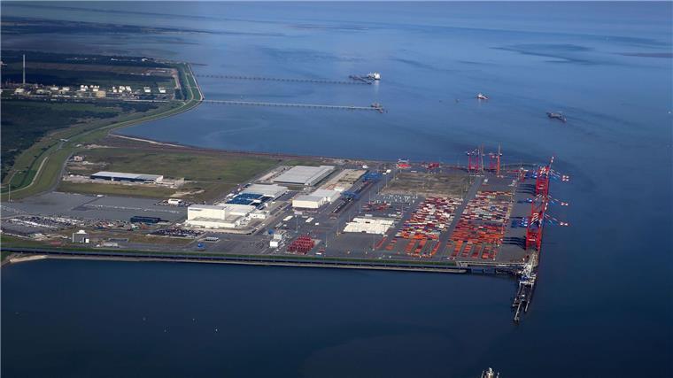 Der Jade-Weser-Port, Deutschlands einzigem Tiefwasserhafen (Luftaufnahme aus einem Kleinflugzeug).