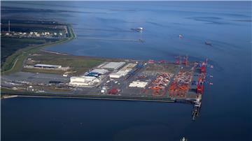Der Jade-Weser-Port, Deutschlands einzigem Tiefwasserhafen (Luftaufnahme aus einem Kleinflugzeug).