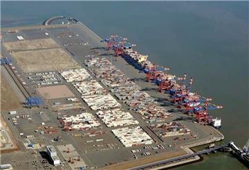 Der JadeWeser-Port bekommt Besuch von Containerschiffen, die eigentlich nach England fahren sollten.