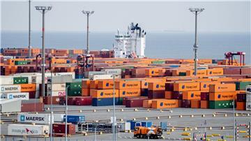 Der JadeWeserPort in Wilhelmshaven - Niedersachsen hat derzeit beim Wirtschaftswachstum die Nase vorn. (Archivbild) 
