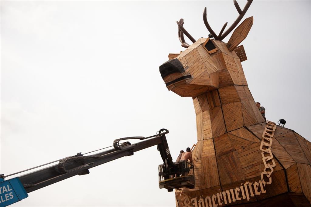 Der Jägermeister-Hirsch gehört zu den höchsten Bauten des Deichbrands: 20 Meter ...