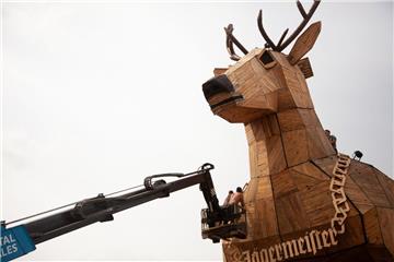 Der Jägermeister-Hirsch gehört zu den höchsten Bauten des Deichbrands: 20 Meter ...