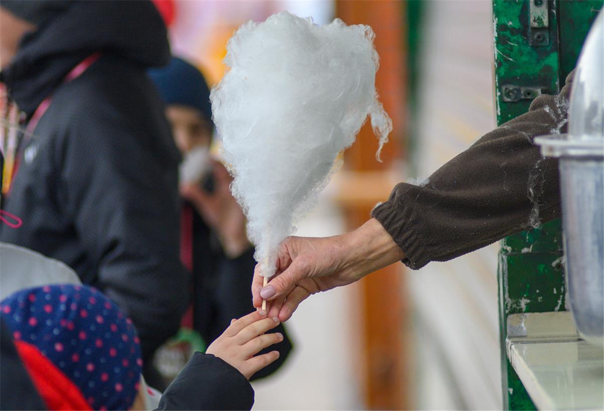 Nordenham: Erster Jahrmarkt nach Corona-Pause lockt mit Premiere Der Jahrmarkt kommt nach Nordenham - und natürlich wird es dort auch eine Bude geben, an der man Zuckerwatte kaufen kann.