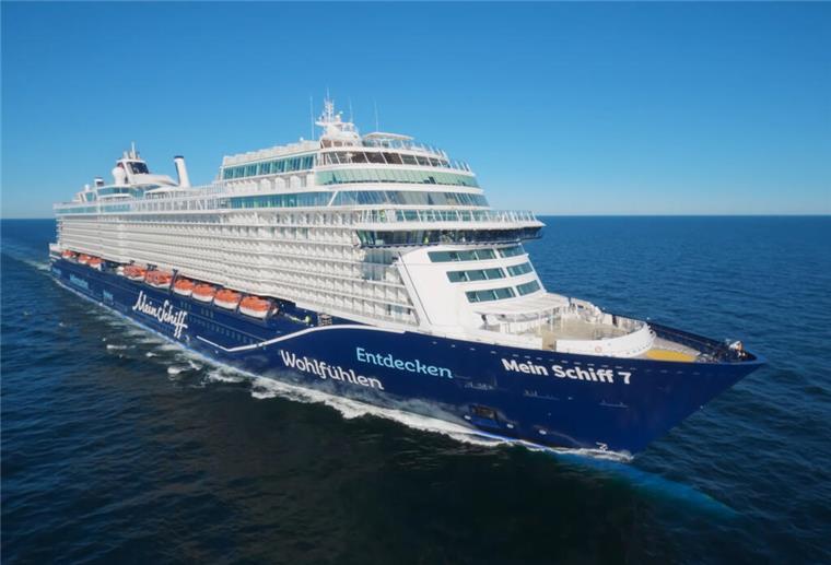 Die Mein Schiff 7 fährt auf dem Wasser. Sie soll für eine Tour zum Karnevalsschiff werden. 
