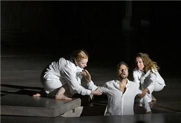 Der Jedermann (Philipp Hochmair) im Juli 2025 in seinem Grab - gehalten vom Glauben (Regine Zimmermann) und seinen Werken (Kathleen Morgeneyer). (Archivbild)