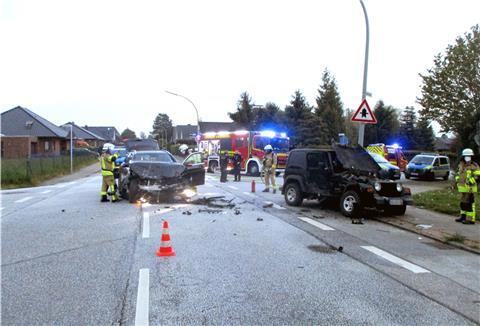 Der Jeep wurde gegen ein Lichtmast geschleudert.