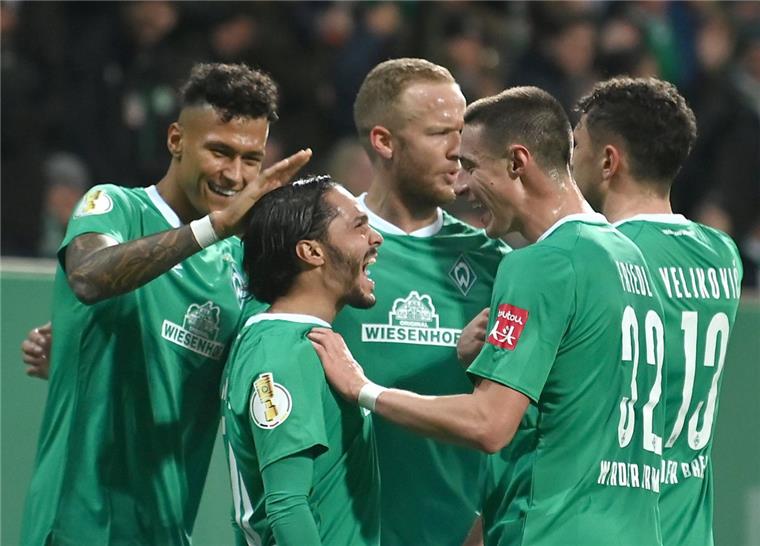 Sensation im DFB-Pokal: Werder Bremen schlägt Borussia Dortmund Der Jubel bei Werder Bremen kennt keine Grenzen.