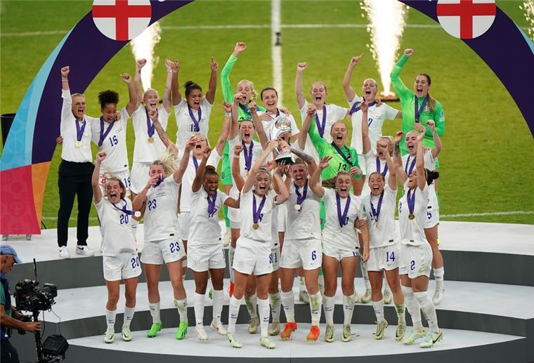 Der Jubel ist groß bei den englischen Spielerinnen. Kein Wunder: Es ist ihr erster Titel.