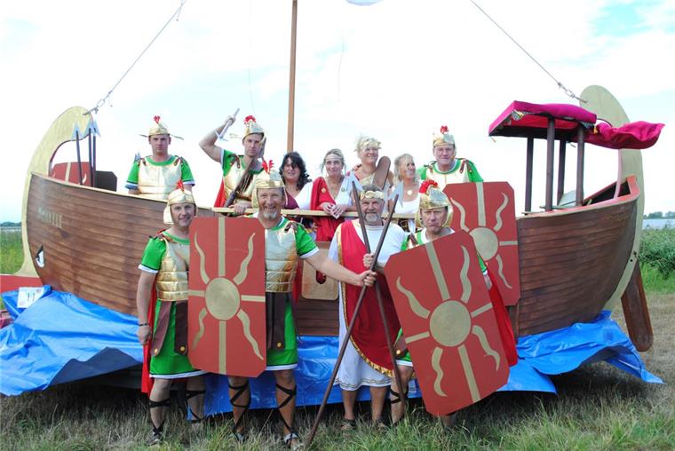 Römer feiern auf Dedesdorfer Markt Der Jührder Stammtisch ist als „Römer on tour“. Das Schiff heißt „Storchus“ in Anlehnung an ein Storchennest, das „Auf der Jührde“ steht.