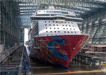 Der jüngste Kreuzfahrtschiff-Neubau der Meyer Werft heißt "Genting Dream". Das für die malaysische Reederei der Genting Group bestimmte Schiff ist rund 335 Meter lang und soll im September auf der Ems in die Nordsee überführt werden.