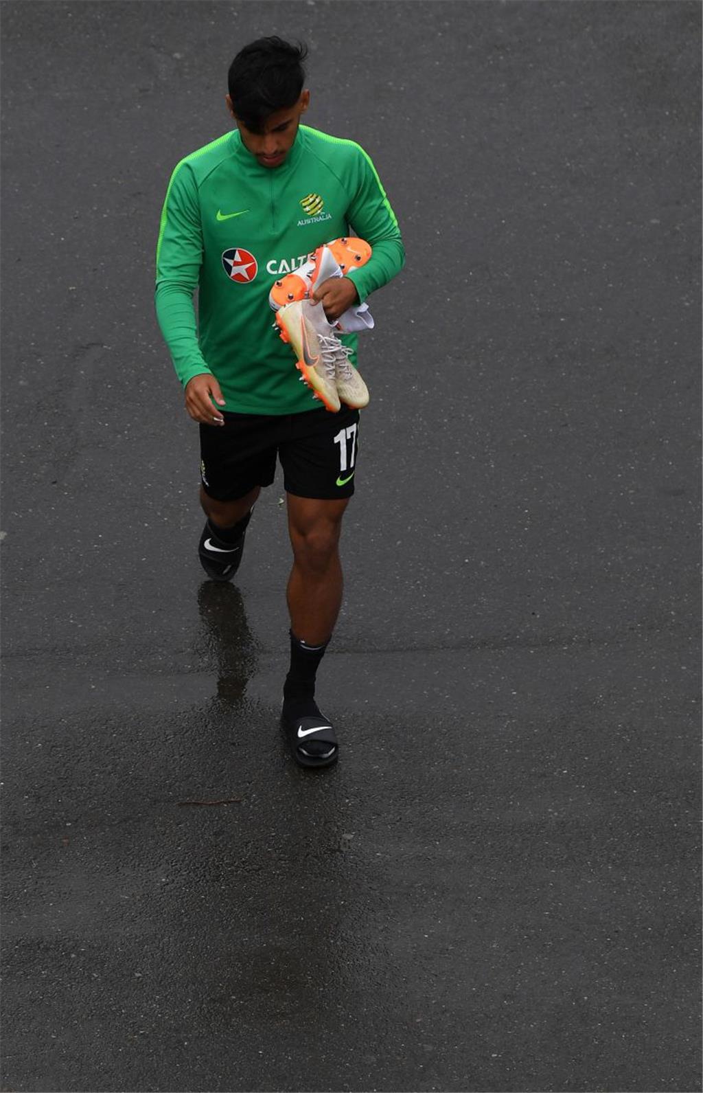 DER JÜNGSTE SPIELER: Erst 19 Jahre alt ist hingegen der Australier Daniel Arzani. Der jüngste Spieler beim Turnier in Russland hält damit allerdings keinen Allzeit-Rekord. Bei der WM 2002 startete der Nigerianer Femi Opabunmi mit 17 Jahre und zwei Monate zu seinem ersten Turnier. Foto: Lewins/AAP/dpa