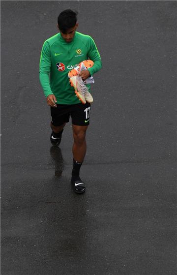 DER JÜNGSTE SPIELER: Erst 19 Jahre alt ist hingegen der Australier Daniel Arzani. Der jüngste Spieler beim Turnier in Russland hält damit allerdings keinen Allzeit-Rekord. Bei der WM 2002 startete der Nigerianer Femi Opabunmi mit 17 Jahre und zwei Monate zu seinem ersten Turnier. Foto: Lewins/AAP/dpa