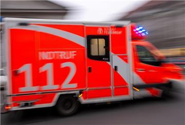 Der junge Fahrer kam von der Straße ab und prallte gegen einen Baum.