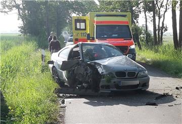 Der junge Mann wurde mit dem Rettungswagen zu einer Klinik gebracht. Sein Auto war nicht mehr fahrbereit.