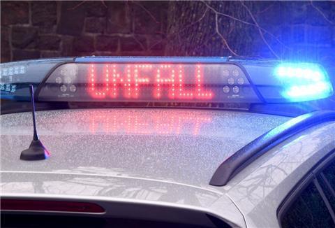 Die Leuchtschrift «Unfall» auf dem Dach eines Polizeiwagens