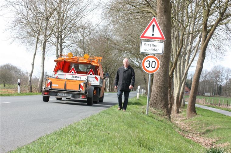 Kreisstraße 45 wird saniert: Sperrung zwischen Lunestedt und Wittstedt Der K-45-Abschnitt zwischen dem Neubaugebiet „Am Felde“ und „Martensreihe“ in Hollen ist besonders
sanierungsbedürftig. Wie auf diesem Archivbild mit Ortsvorsteher Meinhard Hühnken deutlich wird, galt auf dem Streckenabschnitt im Frühjahr 2015 wegen der Straßenschäden sogar Tempo 30.