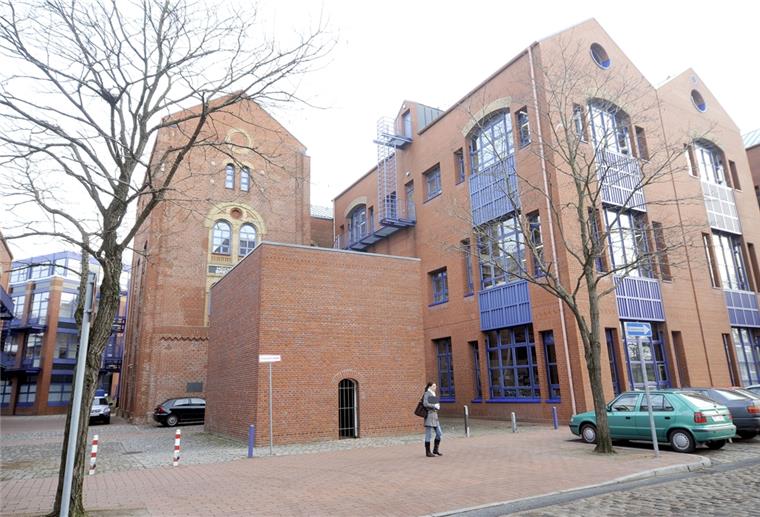 Ein rotes Backsteingebäude. 