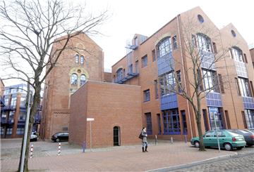 Ein rotes Backsteingebäude. 