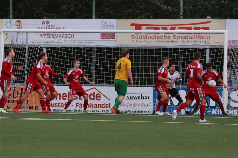 Nach dem Landesliga-Aufstieg laufen Brake die Fußballer reihenweise weg Der Kader des künftigen Landesligisten SV Brake (rote Trikots und Torwart Patrick Lahrmann) wird sich erheblich verändern.