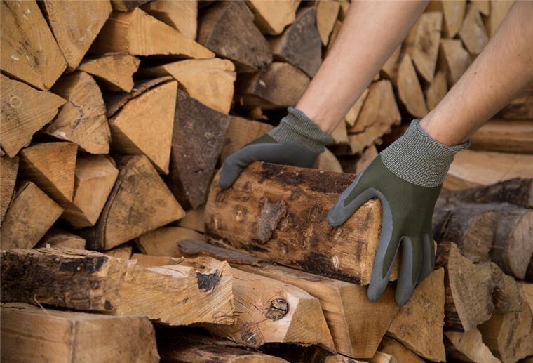 Kamin statt Heizung: Worauf ihr beim Kauf von Brennholz achten solltet Brennholz für den Kamin. Laut HKI normalisiert sich der Brennholzpreis wieder.