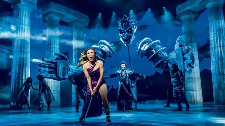 Musical-Premiere: Wenn Hercules zu quietschbunten Muskelspielen am Olymp lädt Der Kampf der Titanen ist das spektakuläre Finale in Hamburg. Hades will Rache als er erfährt, dass sein Neffe Hercules noch lebt. Hinterlistig holt er zum Gegenschlag aus. Ob sich Hercules täuschen lässt, oder vereint mit seinen Freunden doch am Ende gewinnt?