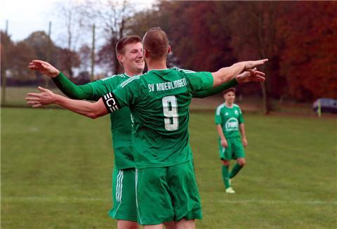 Der Kapitän Andre Steffens und der Goalgetter Lucas Heins jubeln: Der SV Anderlingen setzte sich mit 4:1 gegen Heeslingen II durch.