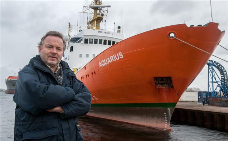 Schiff nimmt Kurs aufs Mittelmeer zur Rettung von Flüchtlingen Der Kapitän der "Aquarius", Klaus Vogel, lädt am Donnerstag auf das künftige Rettungsschiff ein. Das Schiff liegt am Neuen Hafen.