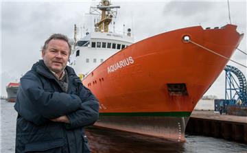 Der Kapitän der "Aquarius", Klaus Vogel, lädt am Donnerstag auf das künftige Rettungsschiff ein. Das Schiff liegt am Neuen Hafen. 
