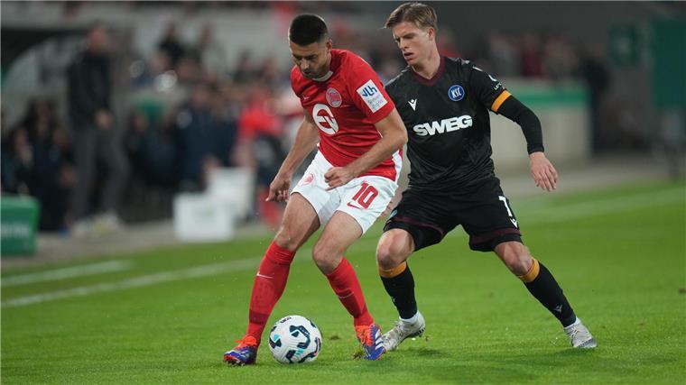 Der Karlsruher SC um Dzenis Burnic (r) hatte seine Mühe mit den Kickers Offenbach um Dimitrij Nazarov.