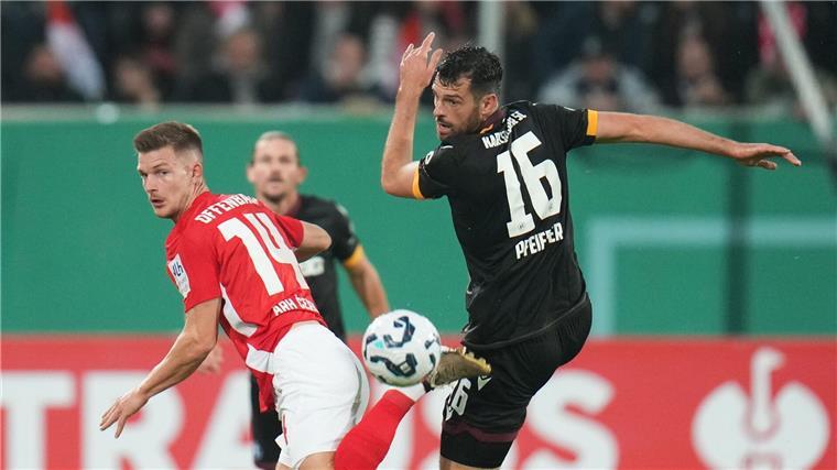 Der Karlsruher SC um Luca Pfeiffer (r) setzte sich im DFB-Pokal gegen die Kickers Offenbach um Kristjan Arh Cesen durch.