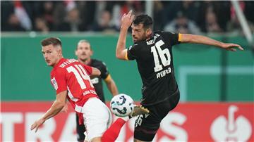 Der Karlsruher SC um Luca Pfeiffer (r) setzte sich im DFB-Pokal gegen die Kickers Offenbach um Kristjan Arh Cesen durch.