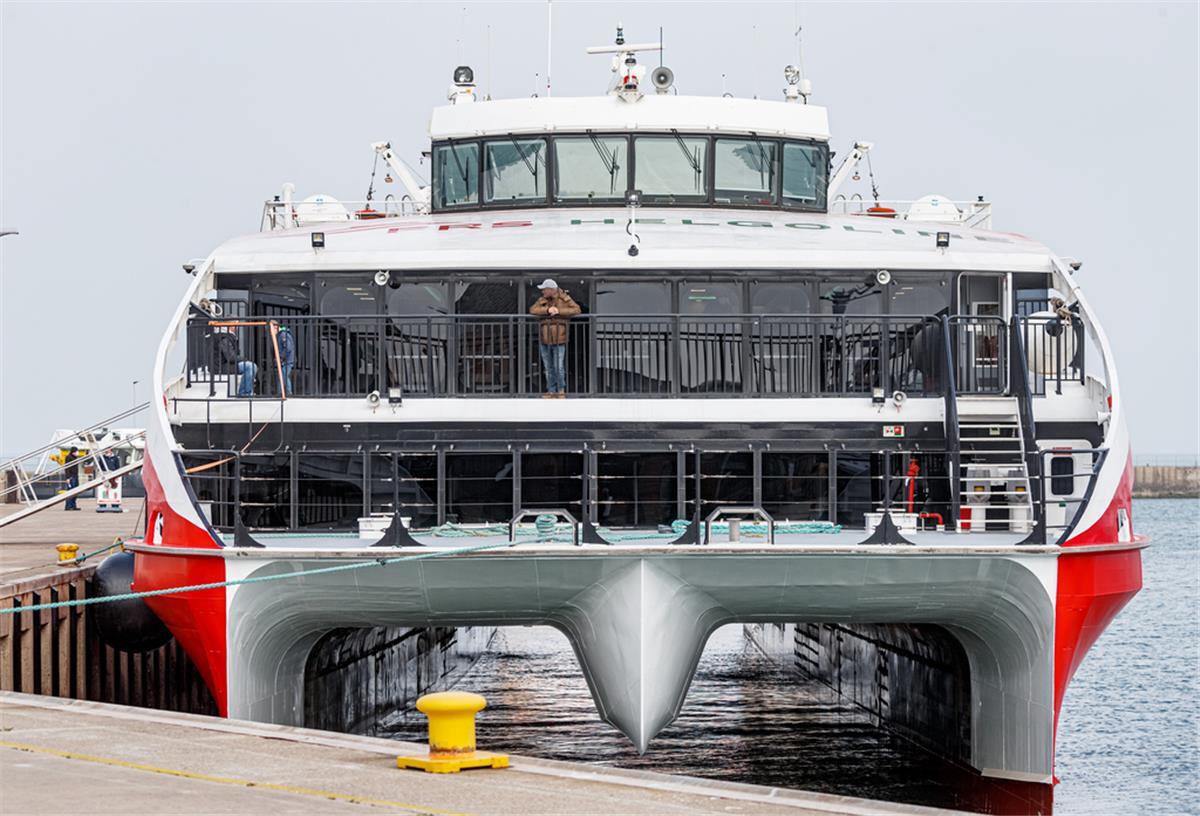 Helgoland-Katamaran „Halunder Jet" beendet die Saison Der Katamaran „Halunder Jet“ hier beim Aufenthalt im Hafen von Helgoland.