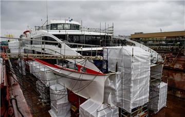 Der Katamaran "Halunder Jet" liegt im Dock der Hamburger Norderwerft. Das Schiff bekommt den letzten Schliff für die neue Saison.