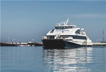 Der Katamaran „MS Adler Cat“ fährt in der Saison freitags und sonnabends von Cuxhaven nach Sylt.