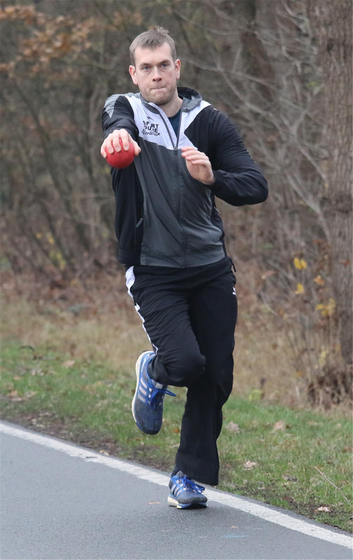 Boßler aus Schweewarden stehen vor dem Klassenerhalt Der KBV Schweewarden (auf dem Bild Sascha Freese) bezwang den Wesermarsch-Konkurrenten KBV Reitland in der Boßel-Landesliga mit 8:0 und verbesserte sich auf den vierten Platz.