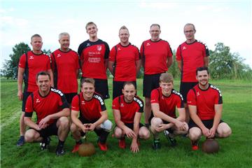 Der KBV Waddens steigt als Meister der Bezirksliga auf. Stehend von links: Stefan Schmidt, Klaus Stoffers, Sören Riesebieter, Dennis Lampe, Sven Ifsen und Hergen Stoffers. Kniend von links: Tobias Göttler, Nils Lohse, Jöran Lohse, Moritz Kuck und Kosta Poustourlis. Zur Mannschaft gehören noch Frank Ahlhorn und Frerk Riesebieter.