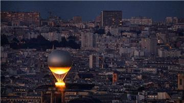 Der Kessel mit dem Olympischen Feuer fliegt an einem Ballon befestigt über Paris. Der Heliumballon stammt von einem darauf spezialisierten Unternehmen aus Augsburg. (Archivbild)