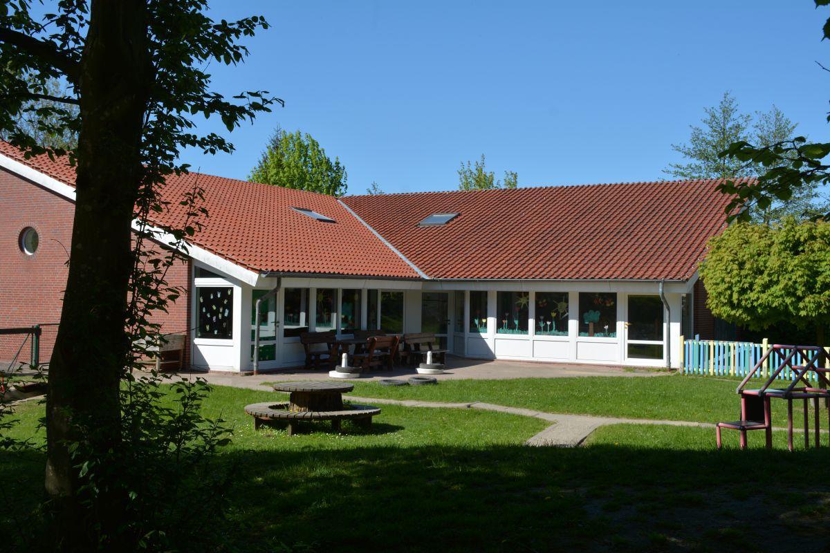Der Kindergarten in Stollhamm (Foto) soll eine weitere Gruppe erhalten. Diese könnte im Pastorenhaus nebenan untergebracht werden. 