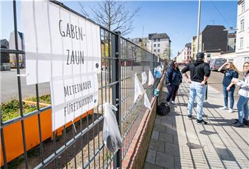 Der Kinderhilfsverein "Havenkidz" startet zur Corona-Zeit Aktionen mit Spenden- und Gabenzäunen, wie hier am Leher Pausenhof.