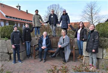 Der Kinderortsrat in Neuenwalde ist ein Beteiligungsprojekt der besonderen Art. Ortsbürgermeisterin Ellen Frank (links auf der Bank) und ihre Stellvertreterin Katja Giese sind begeistert vom Engagement der nachwachsenden Generation.