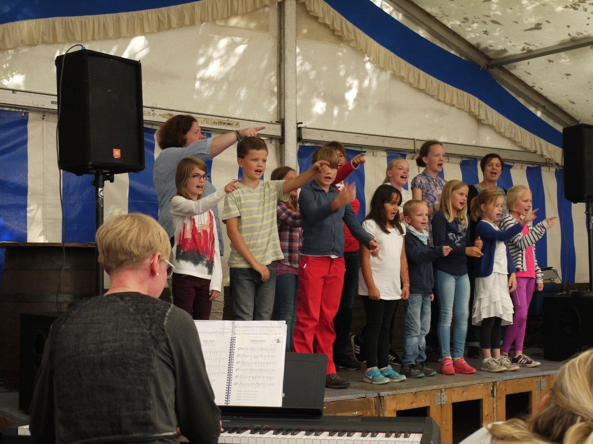 Midlum feiert rund um die Mühle seinen Markt Der Kindersingkreis unter der Leitung von Pastorin Almut Berndt begeistert mit einem Mitmachlied: Einer der Höhepunkte beider Tage war der bunte Nachmittag mit „Midlum sucht den Superstar“.  Foto Heid