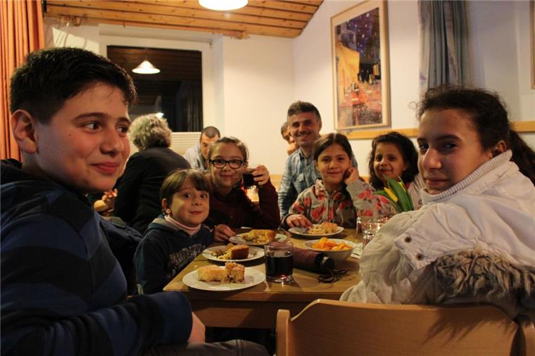 Der Kindertisch bei der Eröffnung des Café International in Stubben (von links): Khaled, Maged und Alamasa Alalawai mit Vater Ali und Rawan, Schahed und Hiba Schuqair.  Foto Schmidt