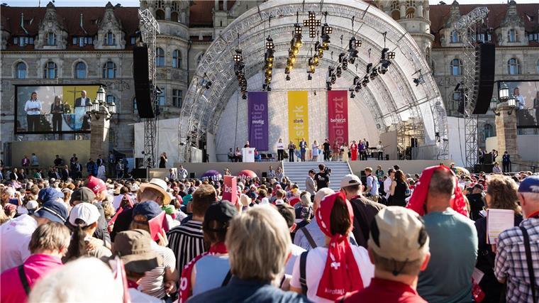 Der Kirchentag wird vor dem Rathaus in Hannover eröffnet.